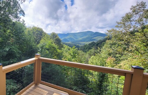 Cozy Mountain Chalet with views, private setting! Near WCU and Castle Ladyhawke 