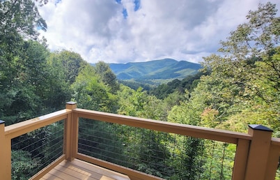 Cozy Mountain Chalet with views, private setting! Near WCU and Castle Ladyhawke 