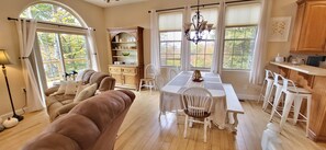 Smart TV, fireplace, books - Cozy Mountain Chalet with views, private setting! Near WCU and Castle Ladyhawke  (Cullowhee)