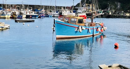 Mevagissey Holiday Home - sea view and parking
