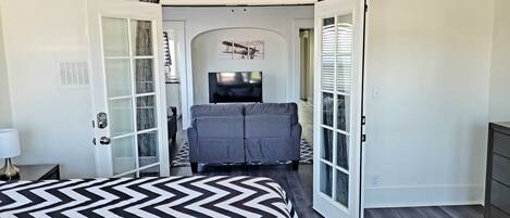 2 chambres, coffres-forts dans les chambres, bureau