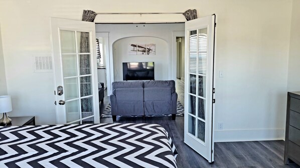 2 bedrooms, in-room safe, desk, iron/ironing board