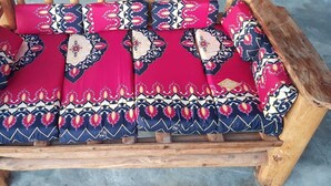 Un banc en bois avec un coussin à motifs.