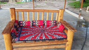 Un banc en bois avec un coussin à motifs.