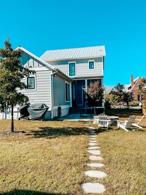 Outdoor dining - Redbud Retreat @ Carlton Landing | A Coastal Inspired Home in a 5 Star Community (Eufaula)