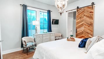 4 slaapkamers, een strijkplank/strijkijzer, reisbedje, gratis wifi