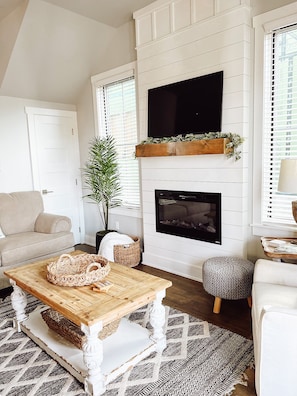 Smart TV, fireplace