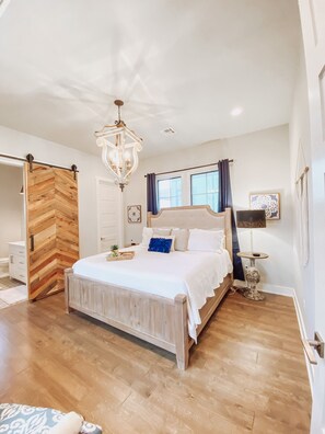 4 bedrooms, iron/ironing board, travel crib, free WiFi - Redbud Retreat @ Carlton Landing | A Coastal Inspired Home in a 5 Star Community (Eufaula)