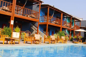Outdoor pool, pool umbrellas, pool loungers - Casa de Campo Hotel&Bungalows (Cieneguilla)