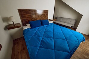 Cofres nos quartos, cortinas blackout, ferros/tábuas de passar roupa