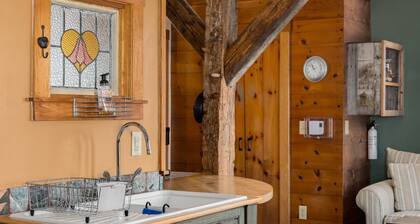 Rustic Rose Cottage of Historic West Lebanon