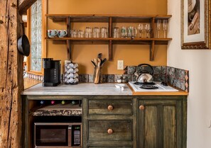 Réfrigérateur, four à micro-ondes, surface de cuisson, cafetière-théière