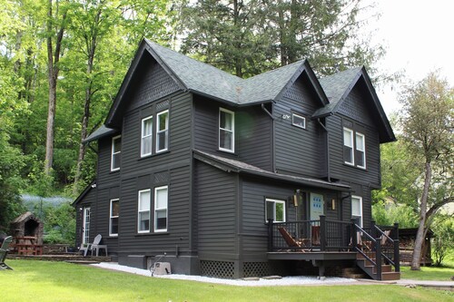 Charming Victorian Ski Cottage minutes to Belleayre Mountain
