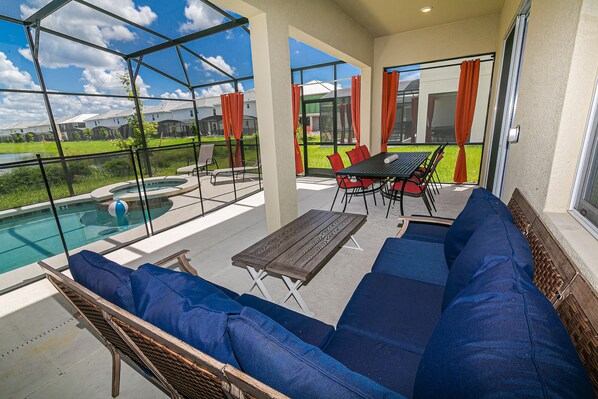 المنشأة من الداخل