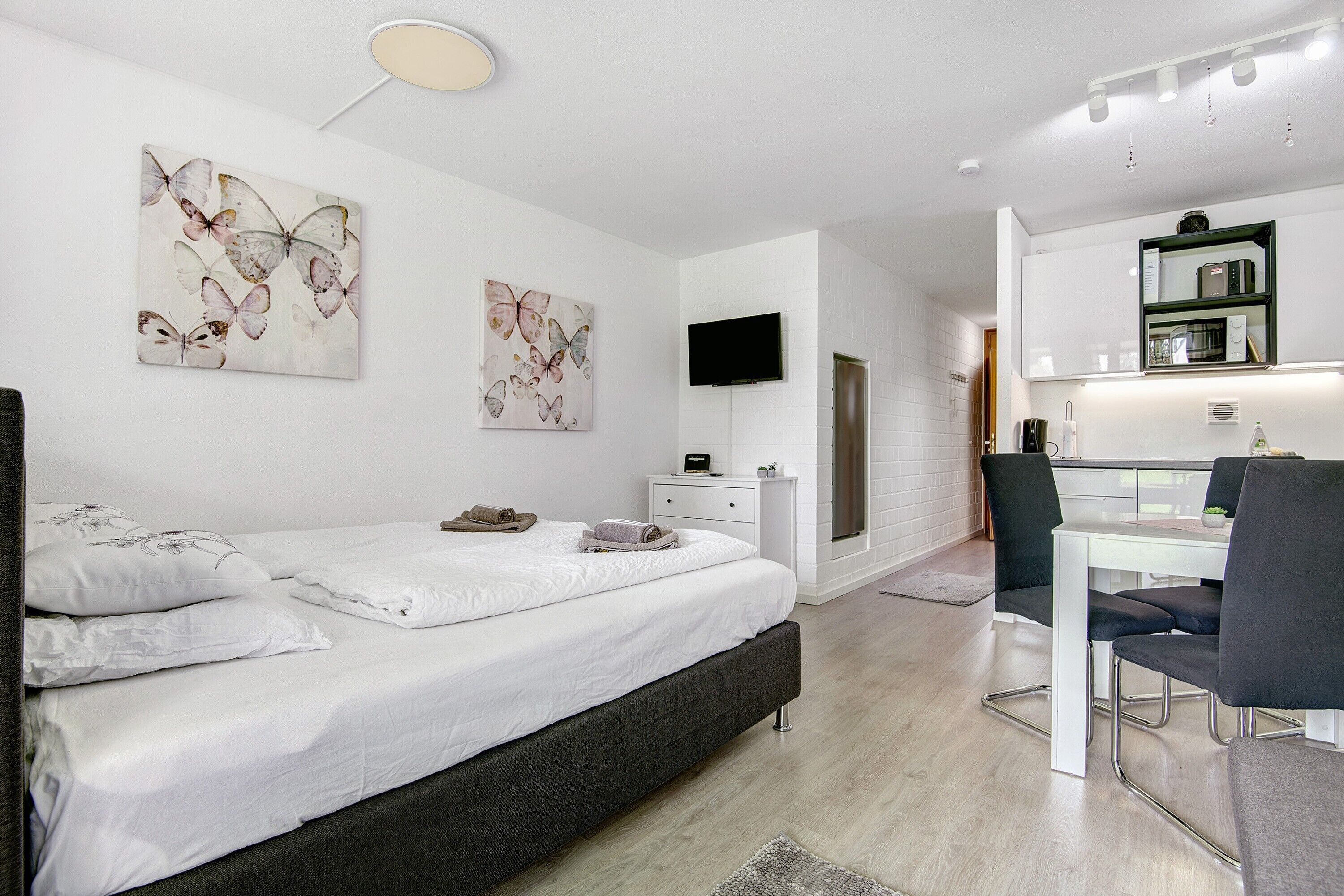 Tabla de planchar con plancha, wifi gratis y ropa de cama 