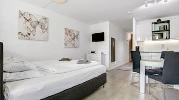 Tabla de planchar con plancha, wifi gratis y ropa de cama