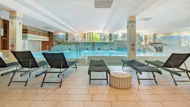 An indoor swimming pool with lounge chairs, a hot tub, and a mural on the wall. - Studio Apartment "Schmetterling" Near the Slopes with Shared Pool and Wi-Fi (Sankt Englmar)