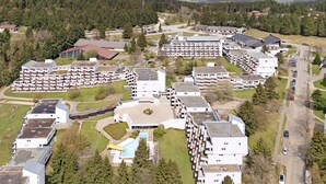 A residential complex with multiple apartment buildings, a swimming pool, and a parking area. - Studio Apartment "Schmetterling" Near the Slopes with Shared Pool and Wi-Fi (Sankt Englmar)