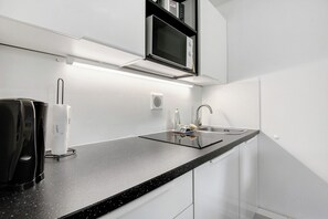 Fridge, microwave, stovetop, dishwasher - Studio Apartment "Schmetterling" near Slopes with Shared Pool & Wi-Fi (Sankt Englmar)