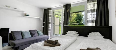Iron/ironing board, free WiFi, bed sheets
