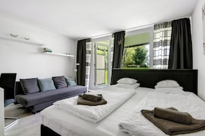 Iron/ironing board, free WiFi, bed sheets - Studio Apartment "Schmetterling" near Slopes with Shared Pool & Wi-Fi (Sankt Englmar)