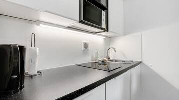 Kühlschrank, Mikrowelle, Herdplatte, Geschirrspüler