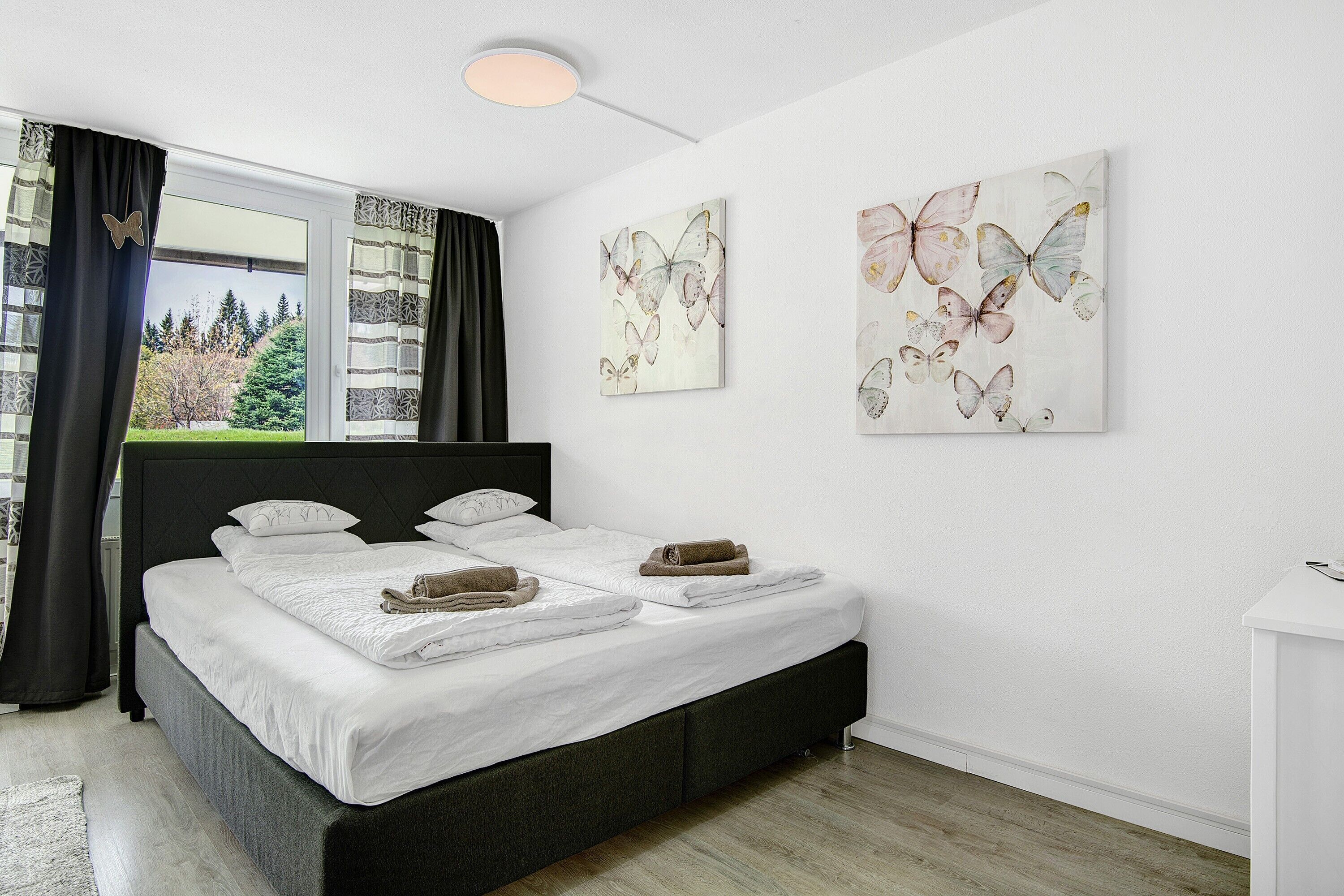 Tabla de planchar con plancha, wifi gratis y ropa de cama 