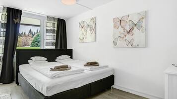 Tabla de planchar con plancha, wifi gratis y ropa de cama