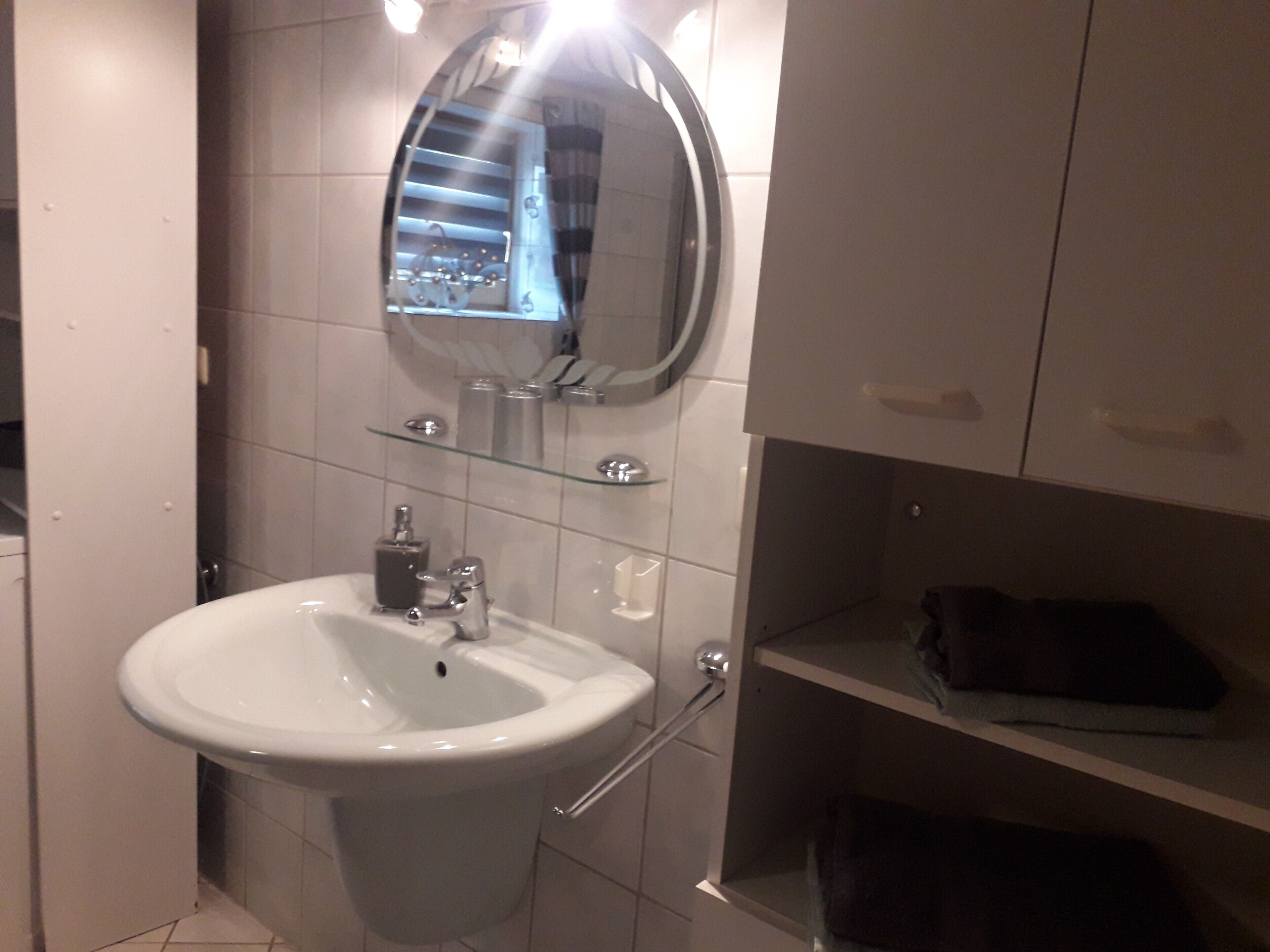 Badewanne, kostenlose Toilettenartikel, Haartrockner, Handtücher