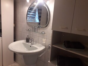 Bañera, artículos de tocador gratuitos, secador de pelo, toallas