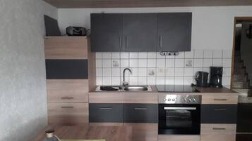 Fridge, oven, stovetop, coffee/tea maker