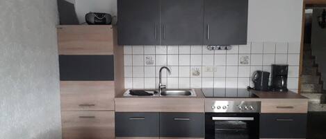 Fridge, oven, stovetop, coffee/tea maker