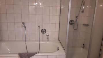 浴缸、免费洗浴用品、吹风机、毛巾