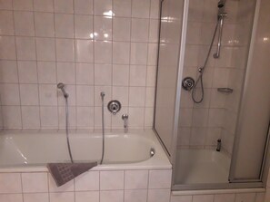 Bañera, artículos de tocador gratuitos, secador de pelo, toallas