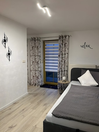 2 camere, Wi-Fi gratuito, lenzuola. Appartamento di vacanza "Ferienwohnung Köppl" con terrazza