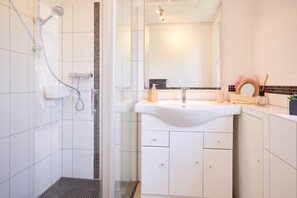 Chuveiro, secador de cabelo, toalhas de banho 