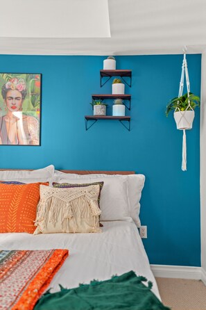 2 bedrooms, free WiFi, bed sheets - Unique Mexican Theme (Surrey)