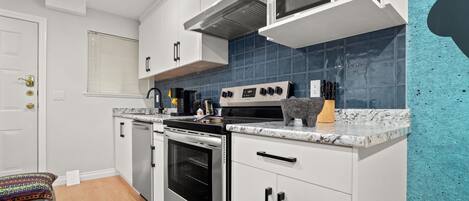 ثلاجة، ميكروويف، فرن، موقد طهي مسطح