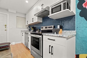 冷蔵庫、電子レンジ、オーブン、コンロ