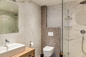 Shower, hair dryer, towels - Holiday Apartment Grubig with Mountain View, Balcony & Wi-Fi (Ehrwald)