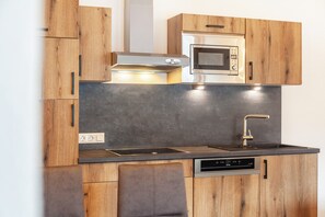 Refrigerador, microondas, parrilla de estufa y lavavajillas 