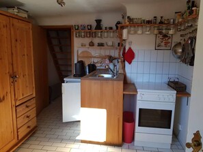 Fridge, oven, stovetop, coffee/tea maker