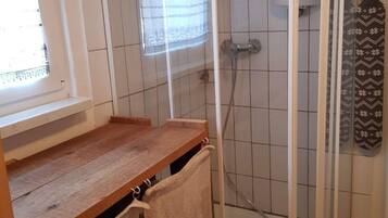 Chuveiro, secador de cabelo, toalhas de banho