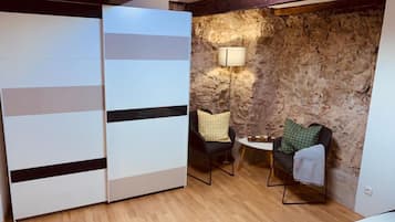 1 dormitori, planxa i posts de planxar, wifi gratuïta i roba de llit