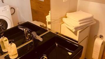 Doccia, asciugacapelli, asciugamani