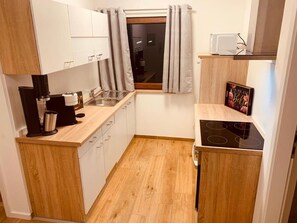 Geladeira, micro-ondas, fogão, cooktop