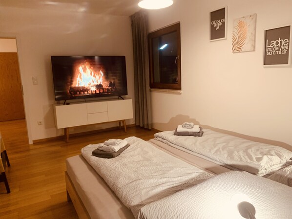 1 bedroom, iron/ironing board, free WiFi, bed sheets - Holiday Apartment "Felix Living 4" with Balcony & Wi-Fi (Salzweg)