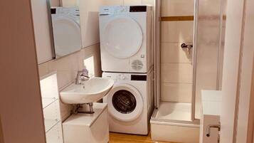 Dusche, Haartrockner, Handtücher