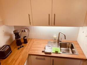 Een koelkast, een magnetron, een oven, een kookplaat