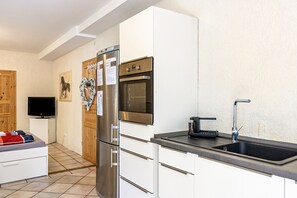 Coffee/tea maker, fridge, microwave, oven - Studio Apartment "Belroki Ranch" with Sauna, Terrace, and Garden (Waldeck)